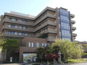 病院併設の建物外観  