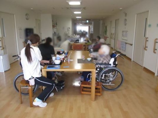 車椅子利用の会話風景