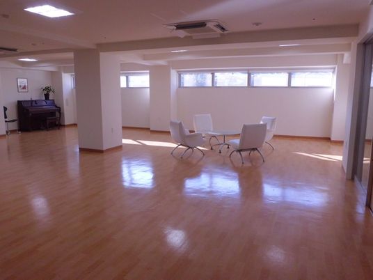 明るい自然光のラウンジ