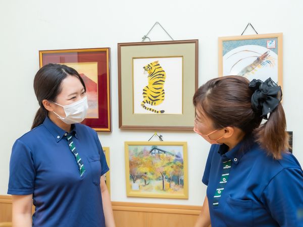 笑顔で対話するスタッフ二人