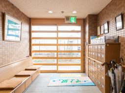 明るいエントランスの景色