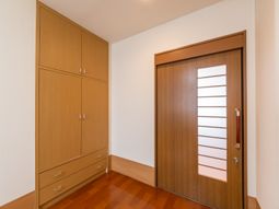 木製の家具がある居室