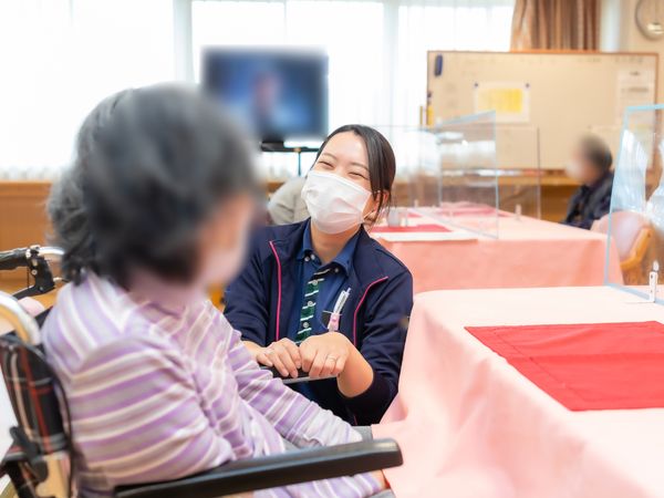 笑顔のスタッフと利用者