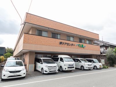 施設前の駐車場風景