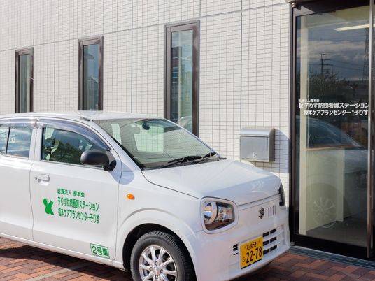 送迎車と建物出入口  
