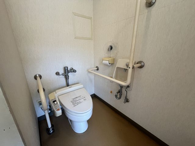 手すりのあるトイレ トイレ 安全に配慮されたトイレには、手すりとウォシュレットが設置されています。ゆったりとした空間で快適に使用できます。