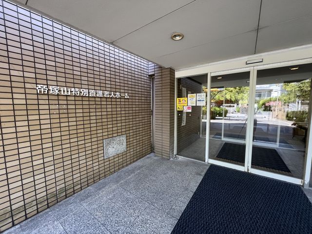 施設の入口 エントランス 入口は広々としており、車椅子の利用にも便利です。快適な移動をサポートします。