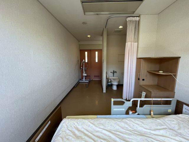 個室の内部 居室 明るい光が差し込む寝室です。清潔感のある居室で、快適に過ごせます。