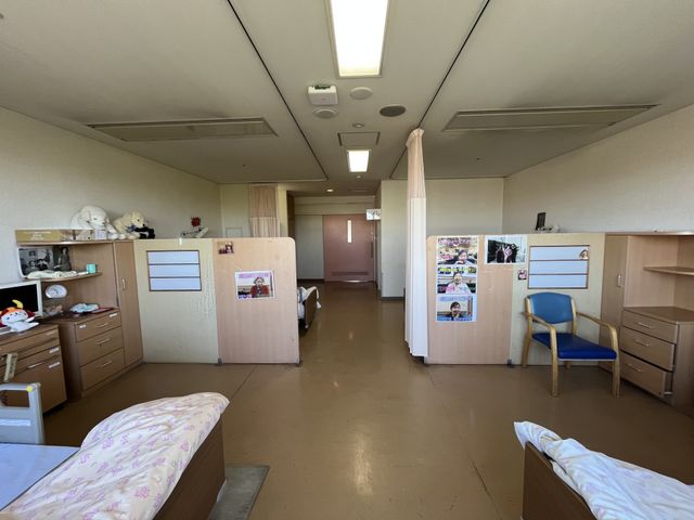 広々とした居室 居室 個別の空間が確保された広々とした室内です。自然光が射し込む明るい作業環境になっています。