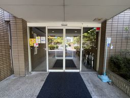 透明なガラス扉のエントランス