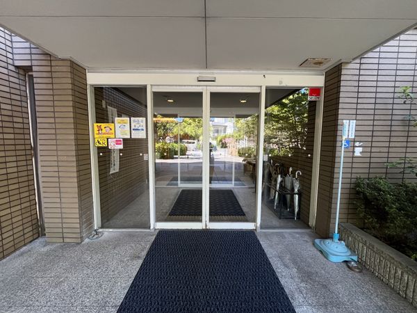 透明なガラス扉のエントランス