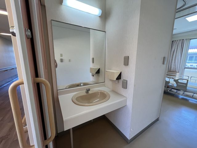 使いやすい洗面台 洗面台 段差のない床と広めの洗面台が使いやすい空間です。清潔で快適な作業が期待できます。