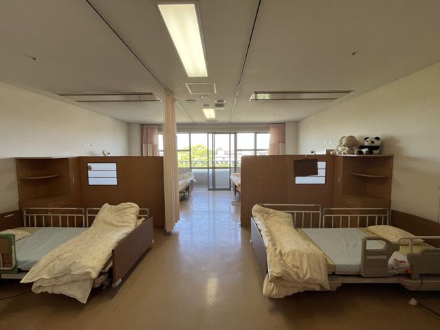 広々とした居室 居室 自然光が差し込む居室では、各ベッドがそれぞれ仕切られたプライベート空間を提供しています。