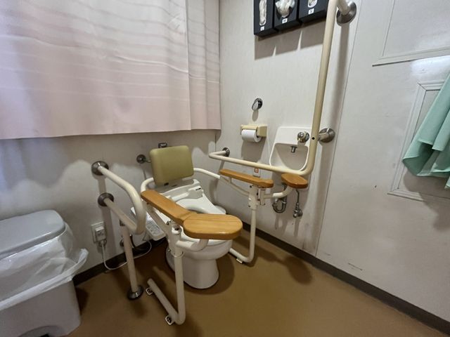 安全で快適な場所、トイレ トイレ 安全に配慮された手すり付きのトイレです。高齢者や介助が必要な方も安心して利用できます。