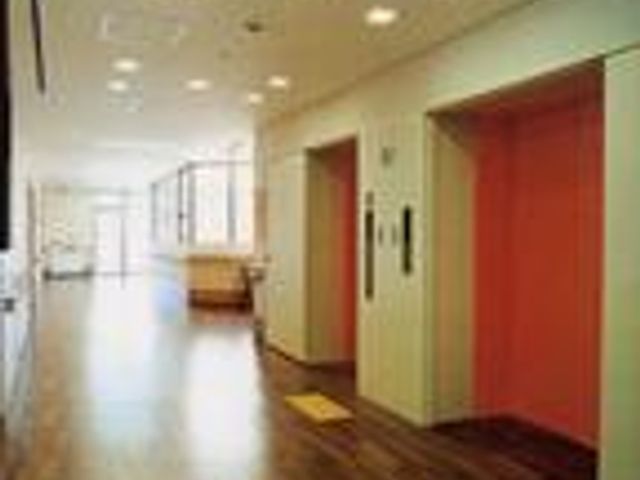 エレベーター設置の廊下 廊下 広々とした廊下にはエレベーターがあり、移動がしやすく配慮された空間です。