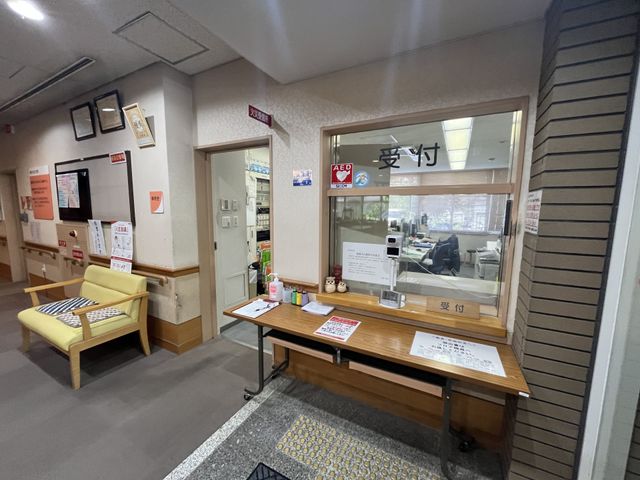 受付付近の様子 フロント 訪れる皆さまを迎える受付は、明るく快適な空間です。分かりやすい案内も整っています。