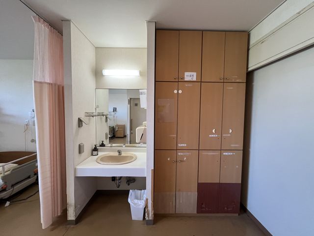 洗面台付きの居室 居室 部屋には実用的な収納と洗面台があり、快適な生活空間が広がっています。