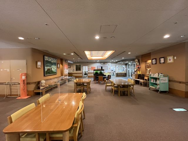 広々とした明るいエントランス エントランス 自然光が入る広々とした空間です。スタッフが訪問者を迎える準備を整えています。