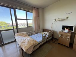 ベッドと窓のある部屋