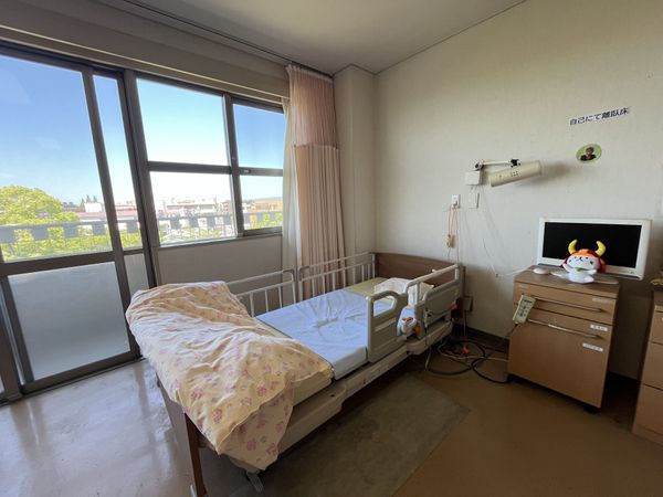 ベッドと窓のある部屋