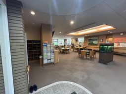 開放的なラウンジ