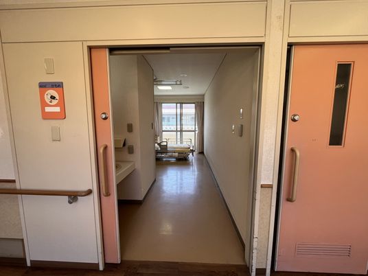 広い廊下と居室