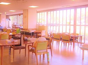 明るい食堂の様子  