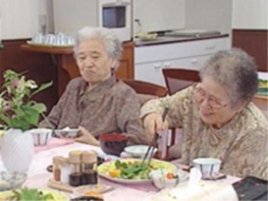 笑顔で食事する高齢者二人