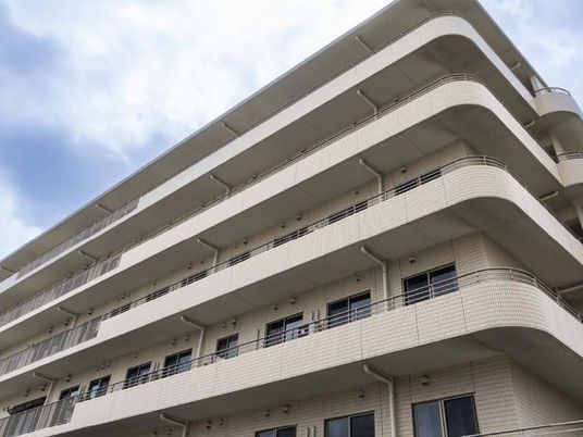 白い外観の建物前  