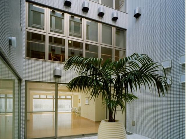 自然光が入る中庭 中庭 広々とした中庭は、明るい自然光が差し込み、リラックスできる空間です。