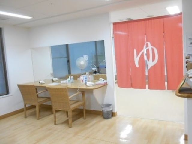 明るい洗面所 洗面台 自然光が差し込む明るい洗面台です。設備が整っていて使いやすく、快適にお使いいただけます。