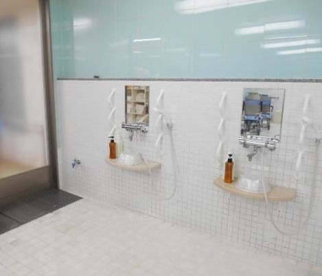 清潔な洗い場の浴室