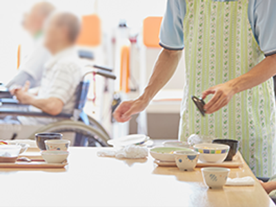 食事の準備をする人の様子