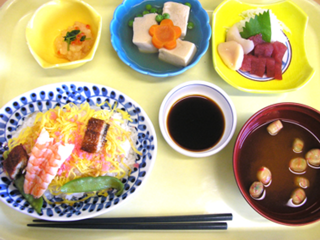 和食の盛り付け料理 料理 栄養バランスの取れた美しい和食の盛り付けです。彩り豊かなメニューが毎日の食事を楽しませてくれます。