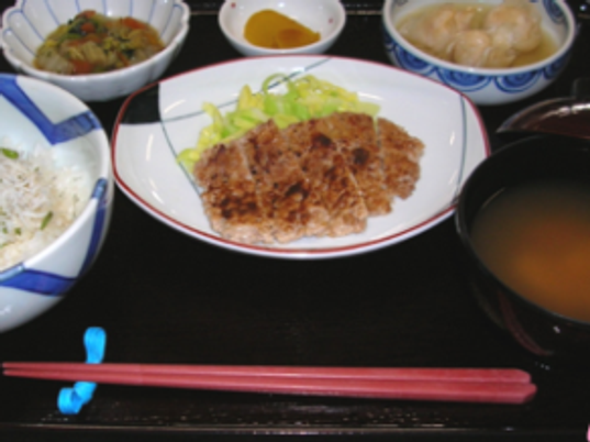 ヘルシーな料理の食堂
