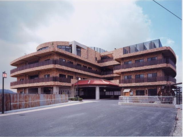 外観 外観 広々とした建物は、働きやすい環境を提供するための設備が整っています。