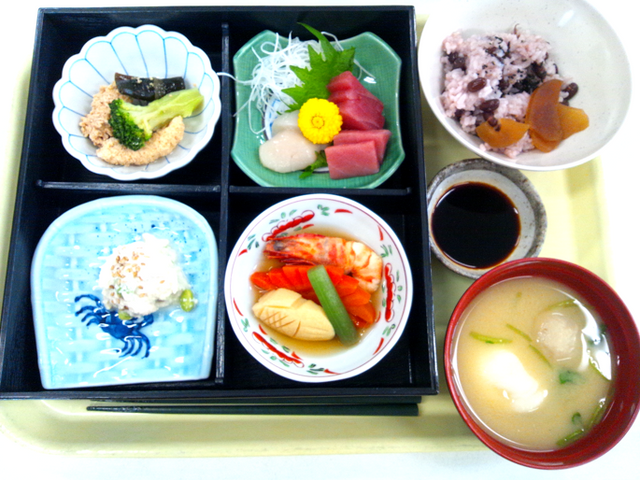 和の膳料理 料理 栄養バランスの取れた膳料理です。見た目にも華やかな食材が並び、食事が楽しみになります。