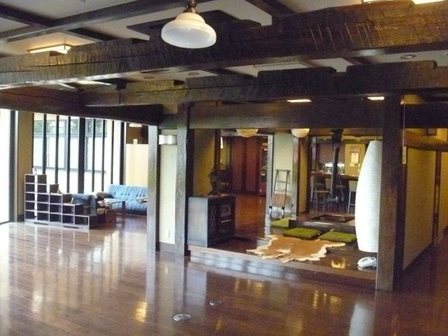 木の梁が特徴のラウンジ ラウンジ 広々としたラウンジには、木の温もりが感じられます。自然光がたっぷり入り、くつろげる空間です。