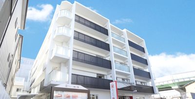 白い外壁の建物外観