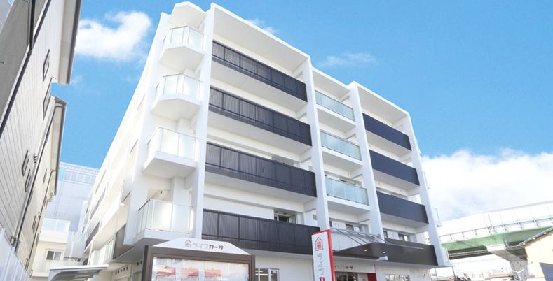 白い外壁の建物外観