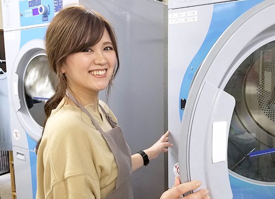 コインランドリー前で微笑む女性