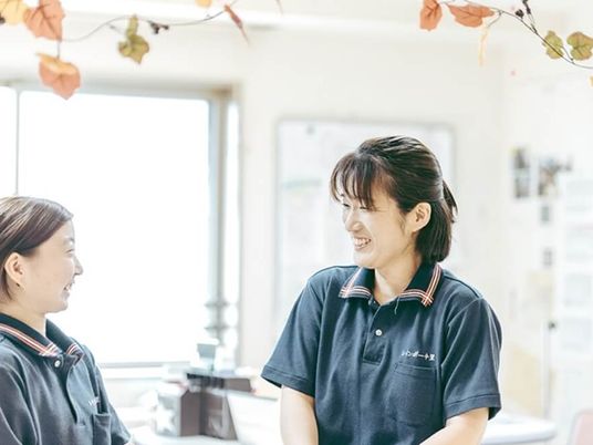 談笑するスタッフ2人の休憩室  