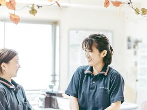 笑顔のスタッフが談笑する食堂  