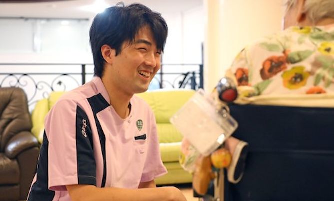 笑顔の会話があるラウンジ