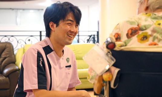 笑顔のスタッフと利用者の居室  
