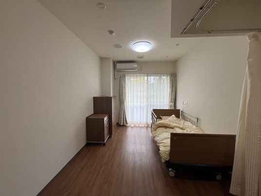窓際のベッドがある居室