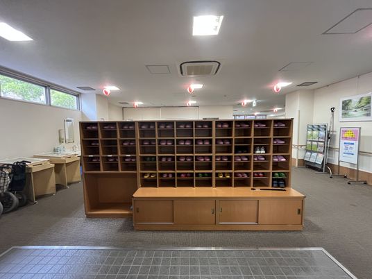 履物収納が充実した廊下