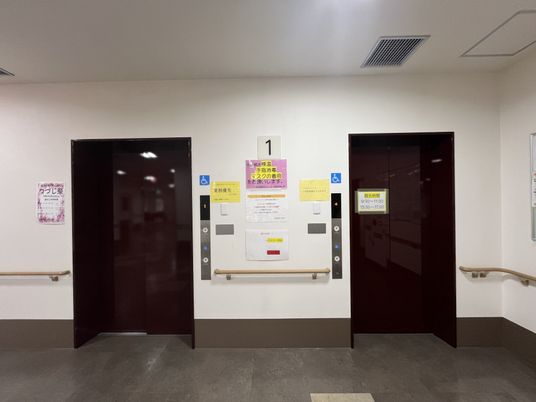 二基のエレベーター