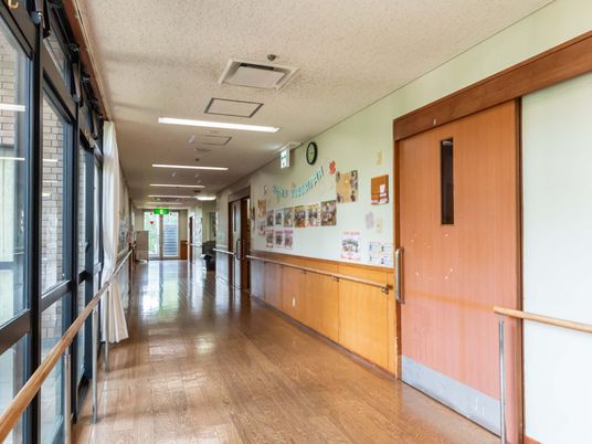明るく長い廊下