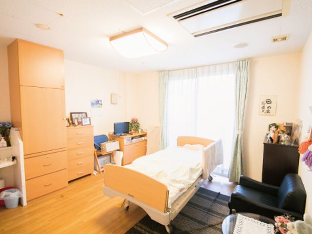 居心地よい空間居室 居室   自然光がたっぷり入る居室です。快適な家具配置で、リラックスできる時間を過ごせます。